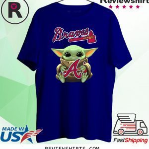 Baby Yoda Hug Atlanta Braves T-Shirt