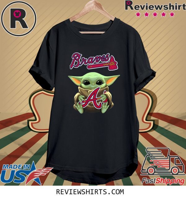 Baby Yoda Hug Atlanta Braves T-Shirt