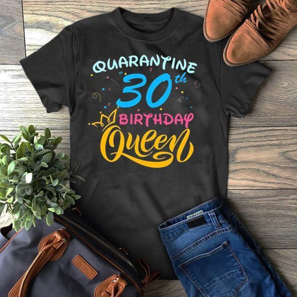 Born in 1990 My 30th Birthday Queen Quarantine Social Distancing Quarantined Birthday 2020 T-Shirt