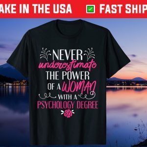 Never underestimate The Power Of A Woman Whit A Psychology Degree Gift T-Shirt
