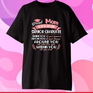 Proud Mom Of A 2021 Senior Graduate Funny Mother Day Classic T-Shirt