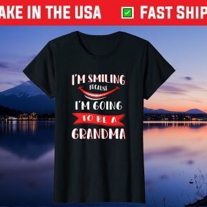 I'm Smiling Because I'm Going To Be A Grandma Mother's Day Us 2021 T-Shirt